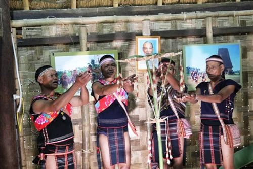 Các thầy cúng khấn tại Lễ thổi tai. Các thầy cúng khấn tại Lễ thổi tai.