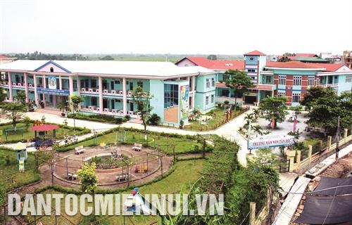 Đưa cơ giới hóa vào sản xuất nông nghiệp sau khi thực hiện dồn điền đổi thửa tại xã điểm xây dựng nông thôn mới Liên Mạc, huyện Mê Linh. Ảnh: Trịnh Văn Thành phố Hà Nội đặc biệt chú trọng tới công tác chăm sóc sức khỏe cho đồng bào dân tộc thiểu số. Trong ảnh: Kiểm tra sức khỏe miễn phí cho đồng bào dân tộc Mường ở huyện Ba Vì . Ảnh: Thanh Tùng Hiện đại hóa cơ sở hạ tầng, góp phần nâng cao chất lượng giáo dục ở huyện Đan Phượng. Ảnh: Thanh Tùng Đưa cơ giới hóa vào sản xuất nông nghiệp sau khi thực hiện dồn điền đổi thửa tại xã điểm xây dựng nông thôn mới Liên Mạc, huyện Mê Linh. Ảnh: Trịnh Văn Thành phố Hà Nội đặc biệt chú trọng tới công tác chăm sóc sức khỏe cho đồng bào dân tộc thiểu số. Trong ảnh: Kiểm tra sức khỏe miễn phí cho đồng bào dân tộc Mường ở huyện Ba Vì . Ảnh: Thanh Tùng Hiện đại hóa cơ sở hạ tầng, góp phần nâng cao chất lượng giáo dục ở huyện Đan Phượng. Ảnh: Thanh Tùng