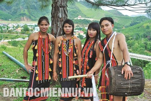 Trang phục truyền thống của nam nữ thanh niên Xê-đăng ở huyện vùng cao Nam Trà My (Quảng Nam). Ảnh: Nguyễn Văn Sơn