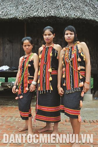 Thiếu nữ Xê-đăng đến tuổi trưởng thành, ngoài áo, váy ra họ thường dùng thêm tấm choàng khoác qua người như một dấu hiệu cho những chàng trai biết mình chưa có chồng . Ảnh: Nguyễn Văn Sơn