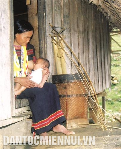 Phụ nữ, người già Xê-đăng thường sử dụng váy ngắn, áo không có tay, màu đen hoặc màu chàm với nhiều hoa văn trang trí xung quanh. Ảnh: Nguyễn Văn Sơn Phụ nữ, người già Xê-đăng thường sử dụng váy ngắn, áo không có tay, màu đen hoặc màu chàm với nhiều hoa văn trang trí xung quanh. Ảnh: Nguyễn Văn Sơn