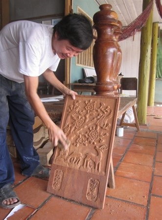 Nghề mộc giúp anh Phạm Văn Phú ở ấp Long Thuận 2, xã Long Điền A có thu nhập ổn định; qua bàn tay của anh hình thành biết bao tác phẩm mới với những nét hoa văn đặc sắc.