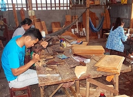 Nghề mộc ở Chợ Mới tạo việc làm cho nhiều người dân có thu nhập ổn định.
