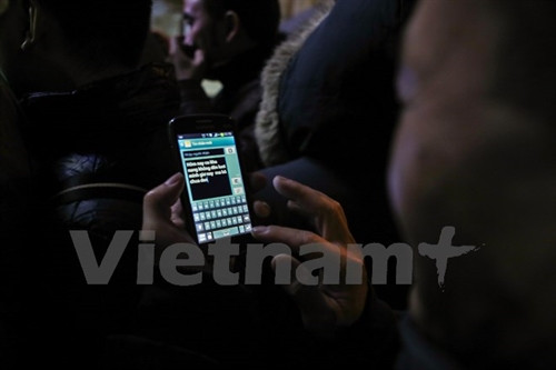 Ông đành phải nhắn tin cho con trai mình cùng 2 đứa cháu nhỏ đang chờ ở nhà để hôm sau xếp hàng lấy số tiếp.