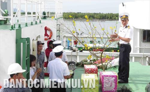 Ngoài các nhu yếu phẩm, những cành mai, đào, phong lan... được gói ghém mang theo, như chở mùa xuân từ đất liền ra nhà giàn, biển đảo. Ngoài các nhu yếu phẩm, những cành mai, đào, phong lan... được gói ghém mang theo, như chở mùa xuân từ đất liền ra nhà giàn, biển đảo.