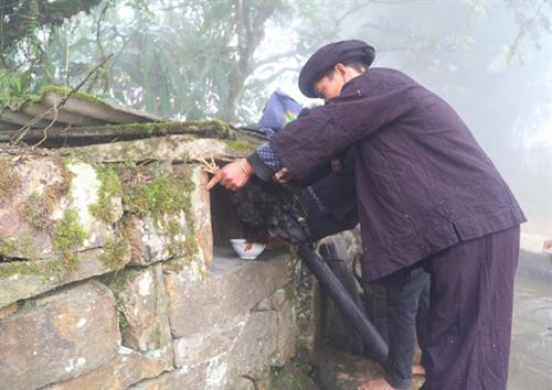 Từ ngày mùng 8 tháng Giêng, người Hà Nhì đen ở thôn Lao Chải 1 đã mổ gà, mổ chó làm lễ căng dây cấm bản trong 5 ngày để thực hiện lễ Gà Ma Do. Rạng sáng mùng 9 tháng Giêng, các gia đình làm cơm cúng tổ tiên ở bàn thờ gia tiên. Một người cao tuổi trong thôn được lựa chọn mang lửa đến đầu nguồn nước của bản để nổi lửa đun nước. Mỗi gia đình cử một nam thanh niên mang một thanh củi đến góp và tham gia lễ cúng đầu nguồn nước. Mọi người cùng thu gom rác, dọn vệ sinh, làm sạch khu vực có nguồn nước của bản. Thầy cúng mổ một đôi gà trống mái làm lễ hiến tế Thần Nước. Các lễ vật gồm thịt gà, thịt lợn, chè gừng, rau, rượu… được đặt lên bàn thờ đá. Hai thầy cúng làm lễ cúng thể hiện sự thành kính, tri ân Thần Nước, cầu mong vị thần ban cho thôn những điều tốt đẹp. Sau lễ cúng Thần Nước, thầy cúng là người đầu tiên được phép lấy nước để mang đi làm lễ cúng Thần Rừng tại rừng cấm của thôn. Đại diện các gia đình khấn vái trước bàn thờ đá với tâm nguyện bảo vệ nguồn nước của thôn. Từ ngày mùng 8 tháng Giêng, người Hà Nhì đen ở thôn Lao Chải 1 đã mổ gà, mổ chó làm lễ căng dây cấm bản trong 5 ngày để thực hiện lễ Gà Ma Do. Rạng sáng mùng 9 tháng Giêng, các gia đình làm cơm cúng tổ tiên ở bàn thờ gia tiên. Một người cao tuổi trong thôn được lựa chọn mang lửa đến đầu nguồn nước của bản để nổi lửa đun nước. Mỗi gia đình cử một nam thanh niên mang một thanh củi đến góp và tham gia lễ cúng đầu nguồn nước. Mọi người cùng thu gom rác, dọn vệ sinh, làm sạch khu vực có nguồn nước của bản. Thầy cúng mổ một đôi gà trống mái làm lễ hiến tế Thần Nước. Các lễ vật gồm thịt gà, thịt lợn, chè gừng, rau, rượu… được đặt lên bàn thờ đá. Hai thầy cúng làm lễ cúng thể hiện sự thành kính, tri ân Thần Nước, cầu mong vị thần ban cho thôn những điều tốt đẹp. Sau lễ cúng Thần Nước, thầy cúng là người đầu tiên được phép lấy nước để mang đi làm lễ cúng Thần Rừng tại rừng cấm của thôn. Đại diện các gia đình khấn vái trước bàn thờ đá với tâm nguyện bảo vệ nguồn nước của thôn.