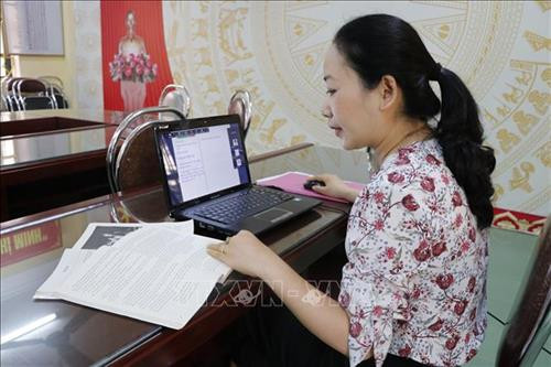 Giáo viên trường THCS thị trấn Yên Bình, huyện Yên Bình (Yên Bái) dạy học online cho học sinh thông qua các phần mềm Zoom Meetting, ViettelStudy...Ảnh: Tuấn Anh-TTXVN Giáo viên trường THCS thị trấn Yên Bình, huyện Yên Bình (Yên Bái) dạy học online cho học sinh thông qua các phần mềm Zoom Meetting, ViettelStudy...Ảnh: Tuấn Anh-TTXVN