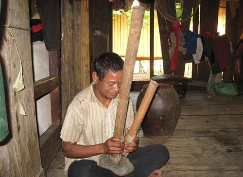 Ông Hồ Chắt, người Mày, bản Ka Ai (Dân Hóa, Minh Hóa) đọc lời khấn. Ông Hồ Chắt, người Mày, bản Ka Ai (Dân Hóa, Minh Hóa) đọc lời khấn.