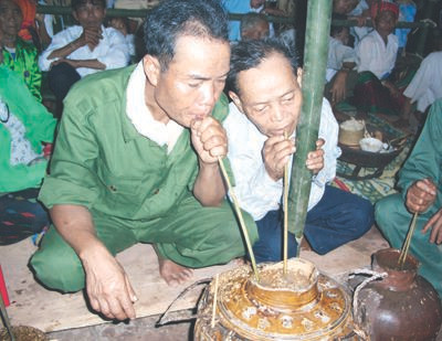 Người Macoong cùng vui bên ché rượu cần. Người Macoong cùng vui bên ché rượu cần.