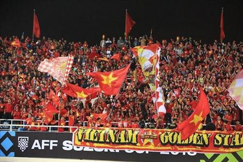 Cổ động viên Việt Nam ngập tràn một màu cờ đỏ sao vàng trên SVĐ Mỹ Đình. Ảnh: Trọng Đạt – TTXVN 4 vạn cổ động viên trên sân Mỹ Đình liên tục "tiếp lửa" để đội tuyển Việt Nam vượt qua thử thách cuối cùng trong hành trình hướng chinh phục chức vô địch AFF Cup 2018. Ảnh: Trọng Đạt – TTXVN Đội hình ra sân của đội tuyển Việt Nam. Ảnh: Trọng Đạt – TTXVN HLV trưởng Park Hang-seo trân trọng đặt tay lên ngực trái tại lễ chào cờ và hát Quốc ca Việt Nam đầu trận đấu. Ảnh: Hoàng Linh – TTXVN Tiền đạo Anh Đức (11) trở lại đội hình xuất phát với thể lực sung mãn, liên tiếp gây khó khăn cho hàng thủ Malaysia với tốc độ, sức tì đè, làm tường tốt và ghi bàn mở tỷ số 1-0 từ phút thứ 6 bằng pha bắt vô lê tuyệt đẹp đưa Việt Nam trở thành vô địch AFF Suzuki Cup 2018. Ảnh: Trọng Đạt – TTXVN Đội tuyển Việt Nam vui mừng với chiếc cúp vô địch. Ảnh: Trọng Đạt - TTXVN Văn Quyết, Anh Đức cùng các cầu thủ giương cao chiếc cúp vô địch AFF Suzuki cup 2018 chạy quanh sân vận động Mỹ Đình, chia vui với người hâm mộ. Ảnh: Trọng Đạt – TTXVN Hậu vệ Đoàn Văn Hậu - nhà tân vô địch AFF Suzuki Cup 2018. Văn Hậu đã có một giải đấu thành công, xứng đáng là trụ cột của đội tuyển bóng đá quốc gia. Ảnh: Trọng Đạt - TTXVN Cổ động viên Việt Nam ngập tràn một màu cờ đỏ sao vàng trên SVĐ Mỹ Đình. Ảnh: Trọng Đạt – TTXVN 4 vạn cổ động viên trên sân Mỹ Đình liên tục "tiếp lửa" để đội tuyển Việt Nam vượt qua thử thách cuối cùng trong hành trình hướng chinh phục chức vô địch AFF Cup 2018. Ảnh: Trọng Đạt – TTXVN Đội hình ra sân của đội tuyển Việt Nam. Ảnh: Trọng Đạt – TTXVN HLV trưởng Park Hang-seo trân trọng đặt tay lên ngực trái tại lễ chào cờ và hát Quốc ca Việt Nam đầu trận đấu. Ảnh: Hoàng Linh – TTXVN Tiền đạo Anh Đức (11) trở lại đội hình xuất phát với thể lực sung mãn, liên tiếp gây khó khăn cho hàng thủ Malaysia với tốc độ, sức tì đè, làm tường tốt và ghi bàn mở tỷ số 1-0 từ phút thứ 6 bằng pha bắt vô lê tuyệt đẹp đưa Việt Nam trở thành vô địch AFF Suzuki Cup 2018. Ảnh: Trọng Đạt – TTXVN Đội tuyển Việt Nam vui mừng với chiếc cúp vô địch. Ảnh: Trọng Đạt - TTXVN Văn Quyết, Anh Đức cùng các cầu thủ giương cao chiếc cúp vô địch AFF Suzuki cup 2018 chạy quanh sân vận động Mỹ Đình, chia vui với người hâm mộ. Ảnh: Trọng Đạt – TTXVN Hậu vệ Đoàn Văn Hậu - nhà tân vô địch AFF Suzuki Cup 2018. Văn Hậu đã có một giải đấu thành công, xứng đáng là trụ cột của đội tuyển bóng đá quốc gia. Ảnh: Trọng Đạt - TTXVN