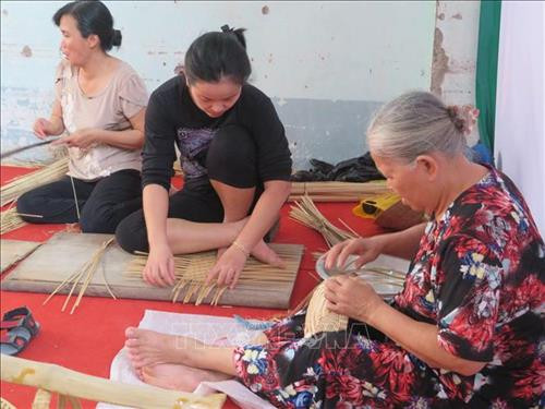 Trình diễn nghề đan lát truyền thống. Ảnh: Ánh Tuyết – TTXVN Trình diễn nghề đan lát truyền thống. Ảnh: Ánh Tuyết – TTXVN