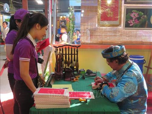 Trình diễn thư pháp tại ngày hội. Ảnh: Ánh Tuyết – TTXVN Trình diễn thư pháp tại ngày hội. Ảnh: Ánh Tuyết – TTXVN