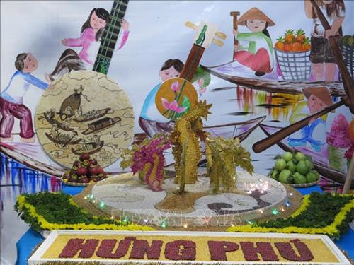 Tạo hình từ trái cây và xôi. Ảnh: Ánh Tuyết - TTXVN Tạo hình từ trái cây và xôi. Ảnh: Ánh Tuyết - TTXVN