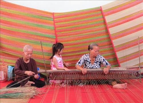 Trình diễn nghề dệt chiếu truyền thống. Ảnh: Ánh Tuyết – TTXVN Trình diễn nghề dệt chiếu truyền thống. Ảnh: Ánh Tuyết – TTXVN