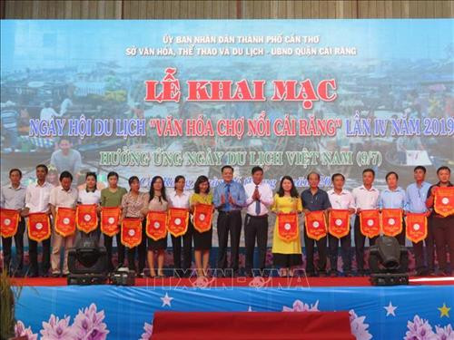 Trao cờ lưu niệm cho các đơn vị. Ảnh: Ánh Tuyết - TTXVN Trao cờ lưu niệm cho các đơn vị. Ảnh: Ánh Tuyết - TTXVN