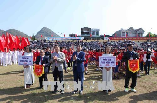 Ban tổ chức trao cờ lưu niệm cho các đơn vị có vận động viên tham gia Hội khỏe Phù Đồng lần thứ VI. Ảnh: Quý Trung – TTXVN Ban tổ chức trao cờ lưu niệm cho các đơn vị có vận động viên tham gia Hội khỏe Phù Đồng lần thứ VI. Ảnh: Quý Trung – TTXVN