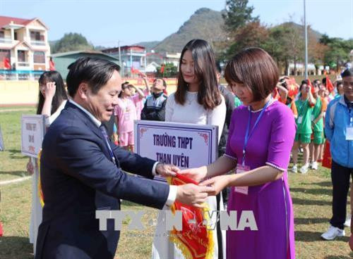 Ban tổ chức trao cờ lưu niệm cho các đơn vị có vận động viên tham gia Hội khỏe Phù Đồng lần thứ VI. Ảnh: Quý Trung – TTXVN Ban tổ chức trao cờ lưu niệm cho các đơn vị có vận động viên tham gia Hội khỏe Phù Đồng lần thứ VI. Ảnh: Quý Trung – TTXVN