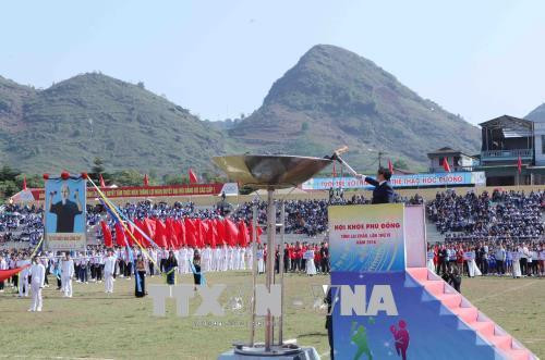 Đồng chí Tống Thanh Hải, Phó Chủ tịch Thường trực UBND tỉnh Lai Châu, Trưởng ban Chỉ đạo Hội khỏe Phù Đồng đốt đuốc khai mạc. Ảnh: Quý Trung – TTXVN Đồng chí Tống Thanh Hải, Phó Chủ tịch Thường trực UBND tỉnh Lai Châu, Trưởng ban Chỉ đạo Hội khỏe Phù Đồng đốt đuốc khai mạc. Ảnh: Quý Trung – TTXVN