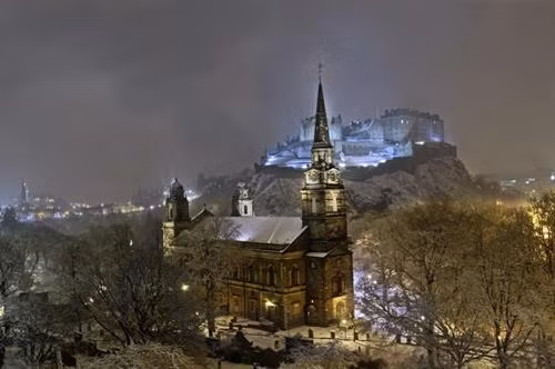 Tallinn, Estonia: Tallinn hấp dẫn du khách bằng những con phố lát đá cuội uốn lượn cùng nhiều công trình cổ. Đặc biệt, trong mùa đông, khi tuyết rơi, khách du lịch đến thành phố có cảm giác như bước vào thế giới cổ tích. Tại đây, du khách có thể ghé thăm hơn 20 tòa tháp cổ tích và Song Festival Grounds. Bên cạnh đó, từ giữa tháng 11 đến đầu tháng 1, du khách có thể khám phá khu chợ Giáng sinh tại quảng trường Town Hall Square. Ảnh: Dimbar76/Shutterstock. Copenhagen, Đan Mạch: Những tòa nhà đầy màu sắc cùng hệ thống kênh rạch và đường phố rải sỏi góp phần tạo nên một kỳ nghỉ mùa đông lý tưởng tại Copenhagen. Nơi đây có Tivoli, một trong những công viên giải trí lâu đời nhất thế giới với nhiều trải nghiệm thú vị. Bên cạnh đó, thành phố còn có hấp dẫn du khách với nhiều quán cà phê nổi tiếng như Hviids Vinstue 300 năm tuổi hay những ly rượu vang glögg huyền thoại. Ảnh: MikhailMarkovskiy/Shutterstock. Saariselkä, Lapland, Phần Lan: Lapland vốn được coi là quê hương của ông già Noel và luôn là điểm đến hấp dẫn trong mùa đông. Tại Saariselkä, ngôi làng nhỏ nằm ở trung tâm của Lapland, du khách được trải nghiệm những chuyến xe trượt tuyết chó kéo chạy qua những mặt hồ đóng băng hay ghé thăm những khu vực hoang dã và ngắm nhìn các loài động vật. Ngoài ra, trong một số hành trình đặc biệt, khách du lịch còn có cơ hội được trải nghiệm hoạt động câu cá trên băng. Ảnh: BlueOrangeStudio/Shutterstock. Bruges, Bỉ: Thành phố Bruges nổi tiếng với hệ thống kênh đào đẹp như tranh vẽ, đường phố lát đá cùng hơn 40 cửa hàng chocolate. Không chỉ vậy, đến Bruges du khách còn có thể ghé thăm tháp chuông cổ nằm ở trung tâm thành phố và leo lên 366 bậc thang của tháp để ngắm nhìn đường chân trời mờ sương cùng những tòa nhà màu phấn trắng. Bên cạnh đó, thành phố còn là nơi tổ chức Liên hoan điêu khắc đá với cung điện bằng đá rộng lớn cùng với những tác phẩm ngoạn mục là hình nhân vật Disney được yêu thích. Ảnh: Groupon. Amsterdam, Hà Lan: Vào tháng 12, những dòng kênh của Amsterdam trở thành một phòng trưng bày nghệ thuật lấp lánh với Lễ hội ánh sáng được diễn ra hàng năm. Vào thời gian này, du khách có thể ngồi trên thuyền và ngắm nhìn những tác phẩm điêu khắc cùng những ánh đèn LED rực rỡ ở khắp nơi, sau đó, dừng lại tại một gian hàng đường phố và khám phá ẩm thực nơi đây. Ngoài ra, khách du lịch còn có thể tham quan lâu đài và chiêm ngưỡng cây thông Noel khổng lồ. Ảnh: Tripmonk. St Petersburg, Nga: Vào mùa đông, tuyết phủ trắng trên những cây cầu lịch sử và cung điện lộng lẫy của St Petersburg. Nhiều thời điểm trong mùa đông, nhiệt độ tại thành phố có thể dưới mức 0 độ C càng khiến cảnh quan trở nên huyền ảo hơn. Khách du lịch đến St Pertersburg có thể ghé thăm nhà thờ Isaac với mái vòm màu vàng nổi tiếng, đến bảo tàng Hermitage có bộ sưu tập nghệ thuật ngoạn mục hoặc trượt băng tại công viên Victory hay xem người dân địa phương đánh cá đánh trên Sông Neva. Ảnh: Dimbar76/Shutterstock. Sibiu, Romania: Nằm giữa khung cảnh của dãy núi Făgăraş phủ tuyết trắng, thành phố Sibiu giống như một mê cung với đường phố nhỏ hẹp và tường thành phố cao chót vót. Những trải nghiệm nổi bật khi du khách đến Sibiu có thể kể đến như ghé thăm cây cầu Lies nổi tiếng, chiêm ngưỡng tán cây lấp lánh ánh đèn ở quảng trường chính hay xem The Nutcracker tại nhà hát Ballet Sibiu. Ảnh: Emperorcosar/Shutterstock. Edinburgh, Scotland: Ghé thăm thành phố lịch sử Edinburgh trong mùa đông, du khách được chiêm ngưỡng sân băng cùng lâu đài Edinburgh tuyệt đẹp, thưởng thức những ly rượu whisky ấm áp hay đi bộ trên tuyến đường Royal Mile nổi tiếng. Ngoài ra, du khách còn có cơ hội tham gia lễ hội Hogmanay chào đón năm mới sôi động với các buổi hòa nhạc náo nhiệt cùng những màn pháo hoa và rước đuốc rực rỡ. Ảnh: ScenicShutterbug/Shutterstock. Vườn quốc gia Vatnajökull, Iceland: Iceland là điểm đến hàng đầu cho những chuyến phiêu lưu mùa đông, trong đó, nổi bật nhất là các hang động băng ở vườn quốc gia Vatnajökull. Những hang động băng được hình thành trong mùa đông ở đây thu hút không ít du khách từ khắp nơi trên thế giới. Tuy nhiên, những chuyến tham quan này luôn cần hướng dẫn viên vì những hang động có thể sụp đổ bất cứ lúc nào. Sau một buổi sáng khám phá hang động băng, du khách có thể đến Hoffell Hot Tubs và nghỉ ngơi tại một trong 5 hồ bơi có không gian cảnh quan ngoạn mục tại đây. Ảnh: AnnaOm/Shutterstock. Vienna, nước Áo: Với cung điện hoàng gia, những khu chợ Giáng sinh quyến rũ và văn hóa cà phê hấp dẫn, Vienna là thành phố thu hút không ít du khách trong mùa đông. Đây cũng là nơi phát minh ra những quả cầu tuyết vào những năm 1900. Đến Vienna, du khách được ngắm nhìn ánh đèn lấp lánh của từ bánh xe Ferris khổng lồ, thưởng thức những ly chocolate nóng tại một trong những quán cà phê trang nhã sau đó ghé thăm bảo tàng cầu tuyết. Ảnh: DiyanaDimitrova/Shutterstock. Prague, Cộng hòa Séc: Phố cổ lấp lánh ánh sáng, những mái nhà màu đỏ tuyết phủ, khu chợ giáng sinh nhộn nhịp hay ẩm thực phong phú là những yếu tố thu hút du khách đến Prague trong mùa đông. Bên cạnh đó, du khách đến Prague còn có thể tham gia một chuyến đi trong ngày tới vườn quốc gia České Švýcarsko, còn được gọi là Thụy Sĩ của Séc, ngắm nhìn các sườn núi cùng những ngọn đồi phủ đầy tuyết hay ghé thăm cây cầu đá gỗ khổng lồ Pravčická brána. Ảnh: Feelgoodstudio/Shutterstock.