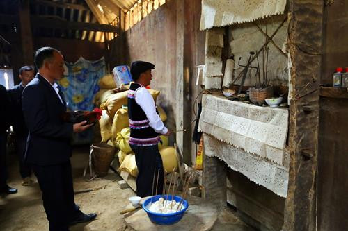 Nghi thức cúng tổ tiên, ông bà của đồng bào dân tộc Mông. Ảnh: Phan Tuấn Anh- TTXVN Nghi thức cúng tổ tiên, ông bà của đồng bào dân tộc Mông. Ảnh: Phan Tuấn Anh- TTXVN