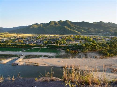 Địa điểm đứng đầu danh sách những ngôi làng, trấn cố là di sản UNESCO sở hữu kiến trúc truyền thống đặc sắc là làng Český Krumlov. Theo UNESCO, Český Krumlov – nằm dọc bên bờ sông Vitava ( CH Séc) – là một trong những ngôi làng trung cổ được bảo tồn tốt nhất ở Đông Âu. Làng cổ Shirakawa-go (tỉnh Gifu, Nhật Bản) nổi tiếng với hơn 30 mái nhà có hình dáng như hai bàn tay úp lại vào nhau lúc đang cầu nguyện Thành cổ Lệ Giang (tỉnh Vân Nam, Trung Quốc) được thành lập từ thế kỉ 13 cho đến nay vẫn lưu giữ gần như nguyên vẹn cấu trúc đô thị cổ Thị trấn mỏ lâu đời nhất ở Slovakia, Banská Štiavnica. Làng Holašovice, nằm ở tỉnh Nam Holašovice (CH Séc), lưu giữ những tòa nhà có từ hồi thế kỉ 18 và 19 cũng như 23 trang trại cổ xưa. Vlkolínec là một khu phố đẹp của thành phố Ruzomberok (Slovakia). Về lịch sử, địa danh được UNESCO công nhận di sản thế giới vốn là một ngôi làng riêng. Nơi đây, có các ngôi nhà mang đậm kiến trúc nông thôn vùng phía bắc dãy núi Karpat. UNESCO mô tả ngôi làng Hollokö là một “địa điểm điển hình về lối sống nông thôn trước cuộc cách mạng công nghiệp thế kỉ 20” nhờ một loạt các vườn cây trái, vườn nho, đồng cỏ và các di tích lâu đài thời trung cổ có từ năm 1310. Thị trấn Bardejov (nằm ở thượng nguồn sông Topl của Slovakia) là một hình mẫu tiêu biểu cho các thị trấn giao thương truyền thống ở Trung Âu thời trung cổ. Theo UNESCO, làng Zili (thị trấn Đường Khẩu, thành phố Khai Bình, tỉnh Quảng Đông, Trung Quốc) sở hữu những ngôi nhà mang đậm phong cách kiến trúc của La Mã, Hồi giáo, Ba rốc. Đặc biệt, phía bên ngoài, các tòa nhà này đều mang hơi hướng phong cách phương Tây nhưng nội thất bên trong đều theo phong cách truyền thống của Trung Quốc. Thị trấn cổ Tallinn ở Estonia chứa đựng những dấu tích cổ xưa nhất trong phong cách kiến trúc châu Âu như những bức thành cổ, lối đi lát đá, nhà thờ, ngọn tháp. Ngôi làng Xidi nằm ở Quận Yi, vùng Quý Châu, tỉnh An Huy, Trung Quốc còn lưu giữ những ngôi nhà dân làm bằng gỗ từ thời nhà Minh, nhà Thanh. Làng Hongcun cũng nằm ở Quận Yi của tỉnh An Huy được bao quanh bởi những ngọn đồi và các dòng suối trong veo chảy vắt ngang ngôi làng. Làng Hahoe, tỉnh Gyeongsangbuk-do của Hàn Quốc là khu vực bảo tồn những công trình kiến trúc có từ thời Joseon. Làng Yangdong (Gyeongju , Hàn Quốc) có tới hơn 150 ngôi nhà có mái lát gạch được xây dựng trên khắp các khu rừng xung quanh.