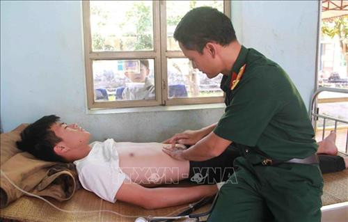 Thiếu tá Phùng Bá Cường, Bệnh xá Quân dân y 737, khám bệnh cho người dân xã Ia R’vê. Ảnh: Phạm Cường-TTXVN