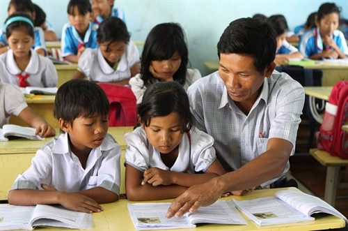 Thầy Y’ Jem Niê hướng dẫn các em phát âm tiếng Ê - đê. Thầy Y’ Jem Niê hướng dẫn các em phát âm tiếng Ê - đê.