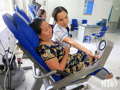 Nhân viên Bệnh viện Y học cổ truyền tỉnh Ninh Thuận hướng dẫn bệnh nhân tập vật lý trị liệu. Ảnh: baoninhthuan.com.vn Nhân viên Bệnh viện Y học cổ truyền tỉnh Ninh Thuận hướng dẫn bệnh nhân tập vật lý trị liệu. Ảnh: baoninhthuan.com.vn