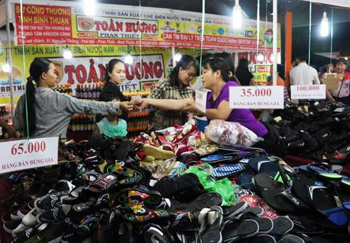 Khách tham quan, mua sắm tại Hội chợ. Ảnh: Công Mạo-TTXVN Khách tham quan, mua sắm tại Hội chợ. Ảnh: Công Mạo-TTXVN