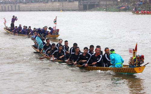 Các đội tranh tài tại Lễ hội bơi trải trên sông Diêm năm 2018. Ảnh: Thế Duyệt - TTXVN Các đội tranh tài tại Lễ hội bơi trải trên sông Diêm năm 2018. Ảnh: Thế Duyệt - TTXVN