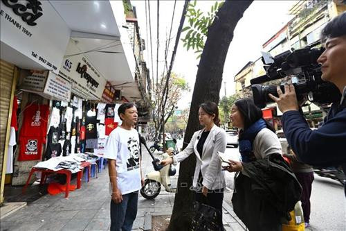 Du khách chọn mua áo có in hình Tổng thống Mỹ Donald Trump và Chủ tịch Triều Tiên Kim Jong-un tại một cửa hàng trên phố Hàng Bông. Ảnh: Quang Hải - TTXVN Một du khách nước ngoài đến tìm mua áo có in hình Tổng thống Mỹ Donald Trump và Chủ tịch Triều Tiên Kim Jong-un tại một cửa hàng trên phố Hàng Bông. Ảnh: Quang Hải - TTXVN Nhiều khách chụp ảnh lưu làm kỷ niệm. Ảnh: Minh Quyết – TTXVN Những ngày này cơ sở in áo của anh Trương Thanh Đức trên phố Hàng Bông in hơn 300 áo mỗi ngày. Ảnh: Minh Quyết – TTXVN Những ngày này cơ sở in áo của anh Trương Thanh Đức trên phố Hàng Bông in hơn 300 áo mỗi ngày. Ảnh: Minh Quyết – TTXVN Khách du lịch chọn mua áo phông in hình Tổng thống Donald Trump và Chủ tịch Kim Jong-un trên phố Hàng Bông (Hà Nội) làm kỷ niệm. Ảnh: Minh Quyết – TTXVN Nhiều du khách quốc tế thích thú với mặt hàng áo phông in hình Tổng thống Donald Trump và Chủ tịch Kim Jong-un trên phố Hàng Bông (Hà Nội). Ảnh: Minh Quyết – TTXVN Chủ cửa hàng áo phông in hình Tổng thống Donald Trump và Chủ tịch Kim Jong-un trên phố Hàng Bông (Hà Nội) trả lời phỏng vấn phóng viên báo chí quốc tế. Ảnh: Minh Quyết – TTXVN Áo phông in hình Tổng thống Donald Trump và Chủ tịch Kim Jong-un trên phố Hàng Bông (Hà Nội) đang là mặt hàng bán rất chạy. Ảnh: Minh Quyết – TTXVN Đông đảo khách du lịch quốc tế đến mua áo phông in hình Tổng thống Donald Trump và Chủ tịch Kim Jong-un trên phố Hàng Bông (Hà Nội). Ảnh: Minh Quyết – TTXVN Khách du lịch mua cờ các nước trên phố Hàng Bông (Hà Nội). Ảnh: Minh Quyết – TTXVN Du khách chọn mua áo có in hình Tổng thống Mỹ Donald Trump và Chủ tịch Triều Tiên Kim Jong-un tại một cửa hàng trên phố Hàng Bông. Ảnh: Quang Hải - TTXVN Một du khách nước ngoài đến tìm mua áo có in hình Tổng thống Mỹ Donald Trump và Chủ tịch Triều Tiên Kim Jong-un tại một cửa hàng trên phố Hàng Bông. Ảnh: Quang Hải - TTXVN Nhiều khách chụp ảnh lưu làm kỷ niệm. Ảnh: Minh Quyết – TTXVN Những ngày này cơ sở in áo của anh Trương Thanh Đức trên phố Hàng Bông in hơn 300 áo mỗi ngày. Ảnh: Minh Quyết – TTXVN Những ngày này cơ sở in áo của anh Trương Thanh Đức trên phố Hàng Bông in hơn 300 áo mỗi ngày. Ảnh: Minh Quyết – TTXVN Khách du lịch chọn mua áo phông in hình Tổng thống Donald Trump và Chủ tịch Kim Jong-un trên phố Hàng Bông (Hà Nội) làm kỷ niệm. Ảnh: Minh Quyết – TTXVN Nhiều du khách quốc tế thích thú với mặt hàng áo phông in hình Tổng thống Donald Trump và Chủ tịch Kim Jong-un trên phố Hàng Bông (Hà Nội). Ảnh: Minh Quyết – TTXVN Chủ cửa hàng áo phông in hình Tổng thống Donald Trump và Chủ tịch Kim Jong-un trên phố Hàng Bông (Hà Nội) trả lời phỏng vấn phóng viên báo chí quốc tế. Ảnh: Minh Quyết – TTXVN Áo phông in hình Tổng thống Donald Trump và Chủ tịch Kim Jong-un trên phố Hàng Bông (Hà Nội) đang là mặt hàng bán rất chạy. Ảnh: Minh Quyết – TTXVN Đông đảo khách du lịch quốc tế đến mua áo phông in hình Tổng thống Donald Trump và Chủ tịch Kim Jong-un trên phố Hàng Bông (Hà Nội). Ảnh: Minh Quyết – TTXVN Khách du lịch mua cờ các nước trên phố Hàng Bông (Hà Nội). Ảnh: Minh Quyết – TTXVN