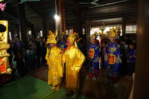 Sau lễ rước, Vua, Chúa và các quan vào Đình để làm lễ tạ. Ảnh: An Thành Đạt