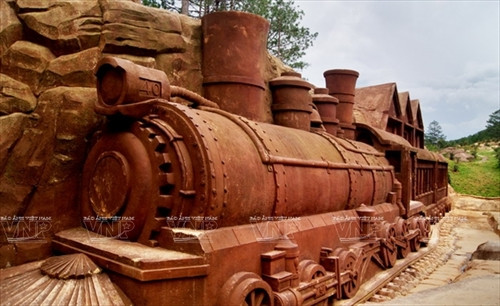 ...và xe lửa cổ, nhà ga Đà Lạt.