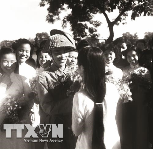 Nữ sinh trường Trưng Vương Hà Nội đón chào Thiếu tướng Vương Thừa Vũ - Chủ tịch Ủy ban Quân chính Hà Nội, người dẫn đầu đoàn quân chiến thắng về giải phóng Thủ đô tháng 10/1954. Ảnh: Tư liệu TTXVN