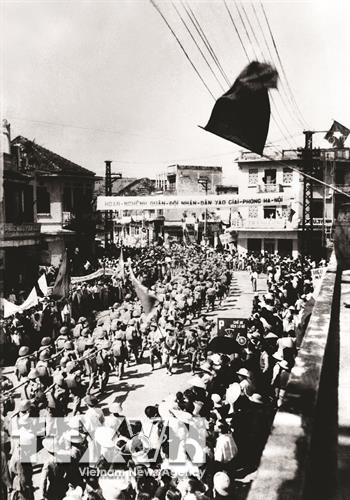 Các đơn vị bộ binh Quân đội nhân dân Việt Nam tiến qua phố Hàng Gai vào tiếp quản Thủ đô ngày 10/10/1954. Ảnh: Tư liệu TTXVN