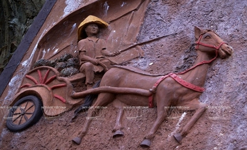 hay xe ngựa, một đặc trưng du lịch ở Đà Lạt được điêu khắc trên các mảng tường của đường hầm đất sét.