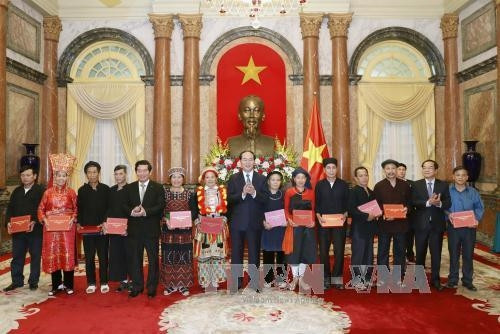Chủ tịch nước Trần Đại Quang tặng quà cho các đại biểu tại buổi gặp mặt. Ảnh: Nhan Sáng-TTXVN Chủ tịch nước Trần Đại Quang tặng quà cho các đại biểu tại buổi gặp mặt. Ảnh: Nhan Sáng-TTXVN