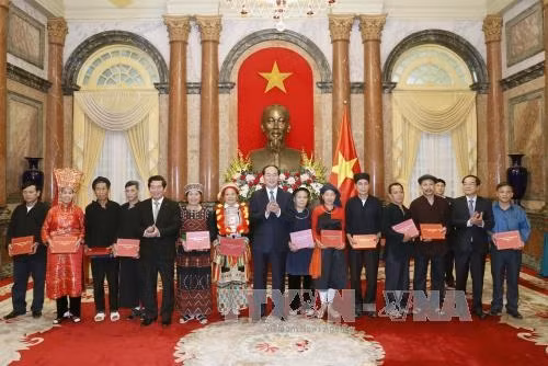 Chủ tịch nước Trần Đại Quang tặng quà cho các đại biểu tại buổi gặp mặt. Ảnh: Nhan Sáng-TTXVN