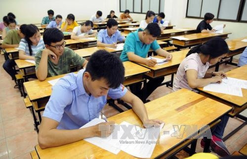 Các sinh viên tham gia phần thi trắc nghiệm sau Lễ khai mạc Hội thi. Ảnh: An Hiếu – TTXVN.