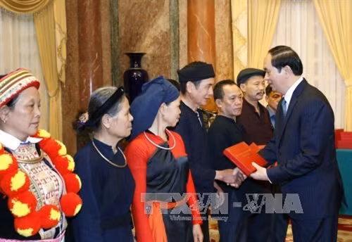 Chủ tịch nước Trần Đại Quang tặng quà cho các đại biểu tại buổi gặp mặt. Ảnh: Nhan Sáng-TTXVN