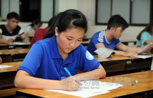 Các sinh viên tham gia phần thi trắc nghiệm sau Lễ khai mạc Hội thi. Ảnh: An Hiếu – TTXVN.