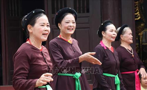 Các liền chị say sưa biểu diễn trống quân Bùi Xá, huyện Thuận Thành, tỉnh Bắc Ninh. Ảnh: Diệp Trương - TTXVN