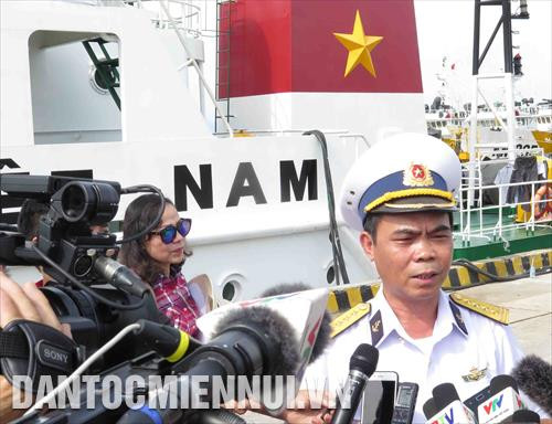 Đại tá Nguyễn Quốc Văn, Phó Chính ủy Vùng 2 Hải Quân, Trưởng đoàn công tác số 1 trả lời phỏng vấn báo chí Đại tá Nguyễn Quốc Văn, Phó Chính ủy Vùng 2 Hải Quân, Trưởng đoàn công tác số 1 trả lời phỏng vấn báo chí