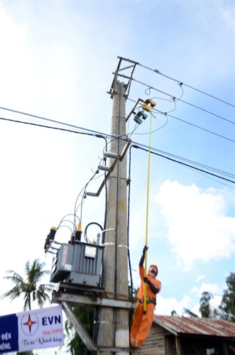 Đóng điện công trình nâng cấp lưới điện tại xã Quảng Sơn, huyện Đắk Glong.