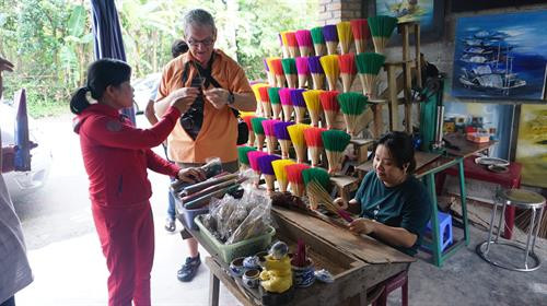 Khách quốc tế tìm hiểu về cách làm hương ở Thủy Xuân