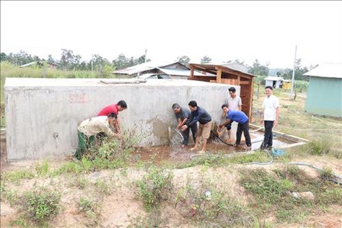 Bể nước sạch của làng đã được đầu tư giúp người dân làng Lơ Bơ có nước sinh hoạt ổn định. Ảnh: Hồng Điệp – TTXVN Bể nước sạch của làng đã được đầu tư giúp người dân làng Lơ Bơ có nước sinh hoạt ổn định. Ảnh: Hồng Điệp – TTXVN