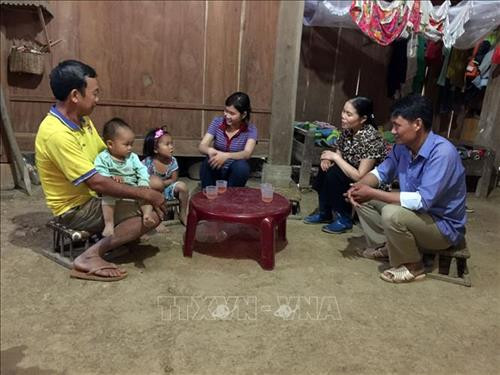 Giáo viên điểm trường mầm non Suối Tiếu, xã Đá Đỏ, vận động phụ huynh cho học sinh đến lớp. Ảnh: Hữu Quyết – TTXVN Giáo viên điểm trường mầm non Suối Tiếu, xã Đá Đỏ, vận động phụ huynh cho học sinh đến lớp. Ảnh: Hữu Quyết – TTXVN