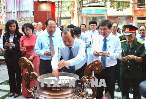 Các đồng chí lãnh đạo, nguyên lãnh đạo Thành phố Hồ Chí Minh dâng hương tưởng niệm các liệt sỹ biệt động thành. Ảnh : Xuân Khu-TTXVN