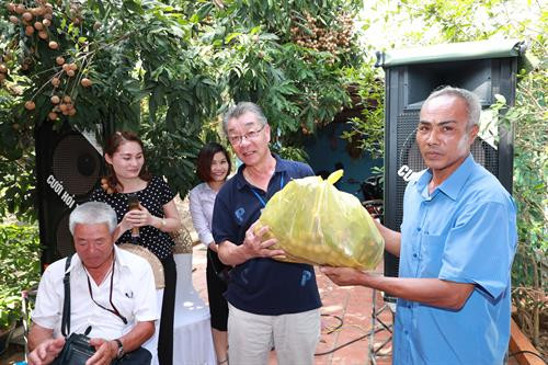 Đoàn cán bộ Hội đồng xúc tiến Nông Lâm Ngư nghiệp Nhật Bản đến thăm Trang trại trồng nhãn chín muộn của hộ gia đình ông Trần Văn Bảy – Phó Chủ tịch Hội sản xuất và kinh doanh nhãn chín muộn huyện Hoài Đức, Hà Nội. Ảnh: Lê Lan Hương Ông Trần Văn Bảy (bên phải) - Phó Chủ tịch Hội sản xuất và kinh doanh nhãn chín muộn huyện Hoài Đức tặng đặc sản Hà Nội - nhãn chín muộn cho đại diện Đoàn cán bộ Hội đồng xúc tiến Nông Lâm Ngư nghiệp Nhật Bản nhân dịp đoàn đến thăm trang trại. Ảnh: Lê Lan Hương Nhãn chín muộn của hộ gia đình ông Trần Văn Bảy – Phó Chủ tịch Hội sản xuất và kinh doanh nhãn chín muộn huyện Hoài Đức, Hà Nội được xuất khẩu đi châu Âu. Ảnh: Lê Lan Hương Đến nay, trên địa bàn huyện Quốc Oai, Hà Nội đã có 165 ha nhãn chín muộn, được trồng chủ yếu tại xã Đại Thành và một số xã vùng bãi ven sông Đáy. Ảnh: Lê Lan Hương