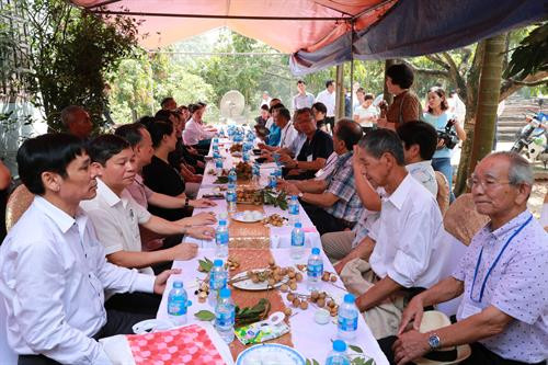 Đoàn cán bộ Hội đồng xúc tiến Nông Lâm Ngư nghiệp Nhật Bản đến thăm Trang trại trồng nhãn chín muộn của hộ gia đình ông Trần Văn Bảy – Phó Chủ tịch Hội sản xuất và kinh doanh nhãn chín muộn huyện Hoài Đức, Hà Nội. Ảnh: Lê Lan Hương Ông Trần Văn Bảy (bên phải) - Phó Chủ tịch Hội sản xuất và kinh doanh nhãn chín muộn huyện Hoài Đức tặng đặc sản Hà Nội - nhãn chín muộn cho đại diện Đoàn cán bộ Hội đồng xúc tiến Nông Lâm Ngư nghiệp Nhật Bản nhân dịp đoàn đến thăm trang trại. Ảnh: Lê Lan Hương Nhãn chín muộn của hộ gia đình ông Trần Văn Bảy – Phó Chủ tịch Hội sản xuất và kinh doanh nhãn chín muộn huyện Hoài Đức, Hà Nội được xuất khẩu đi châu Âu. Ảnh: Lê Lan Hương Đến nay, trên địa bàn huyện Quốc Oai, Hà Nội đã có 165 ha nhãn chín muộn, được trồng chủ yếu tại xã Đại Thành và một số xã vùng bãi ven sông Đáy. Ảnh: Lê Lan Hương